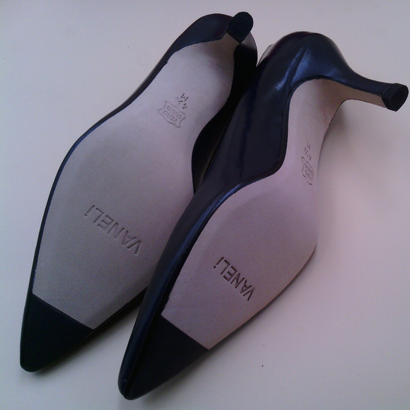 Vaneli Navy Pump - Picture 3 of 5